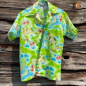 Free ❤️ Hawaiian button up floral shirt